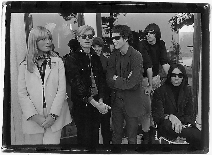 Andy Warhol entouré des membres du Velvet Underground et de Nico
