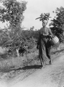 Martiniquaise transportant un régime de bananes en 1899. Crédits : Gallica BNF