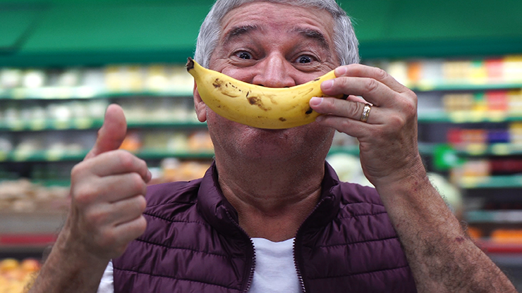 Un consommateur de banane heureux. Crédits Adobe Stock