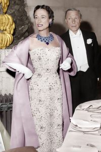 La duchesse et le duc de Windsor devant un régime de bananes, au Bal de Gala à l’Orangerie du Château de Versailles en 1953. Crédits : AGIP/Rue des archives